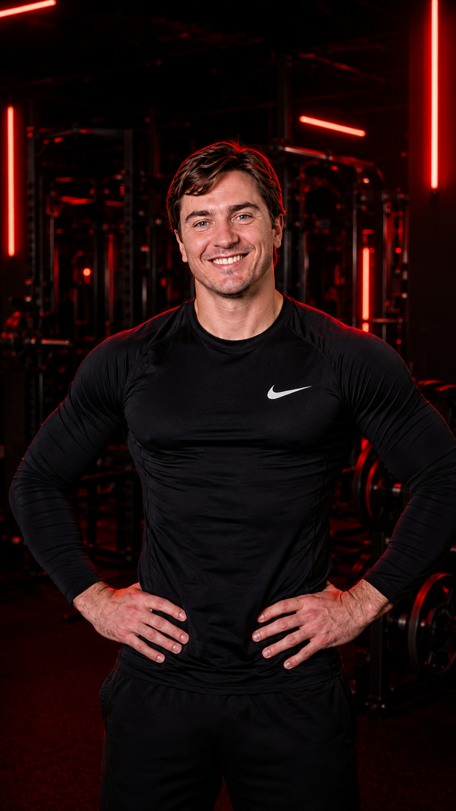 Leonardo Bianquini, treinador físico, em academia com iluminação vermelha
